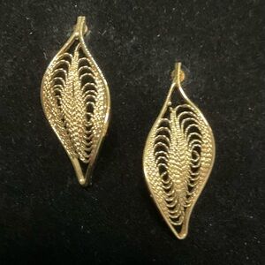 Elegant Filgree Gold Leaf Earrings Posts Great Condition